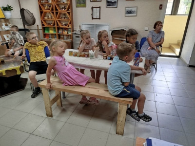 Ребятишки с Лета прибежали – пчелиное царство всколыхнули!